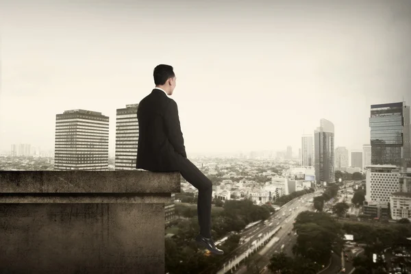 Бізнесмен сидить на даху — стокове фото