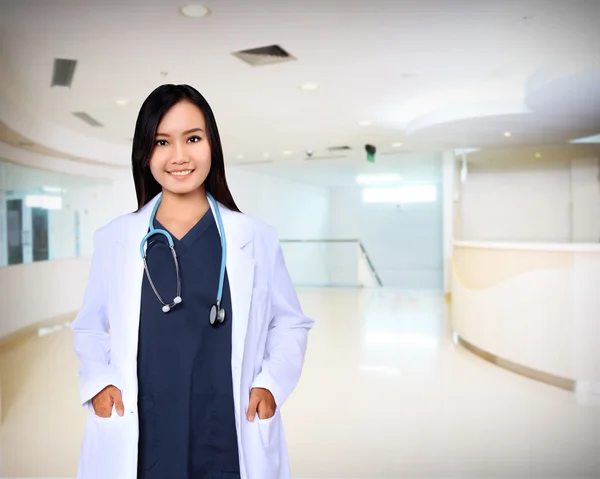 Hübsche weibliche Arzt posiert — Stockfoto