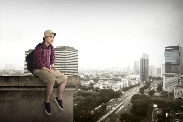 옥상에 앉아 아시아 여행 남자 — 스톡 사진