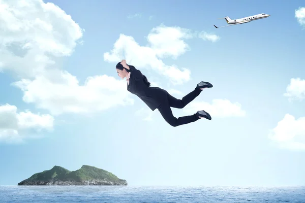 Affärskvinna hoppa från flygplan — Stockfoto