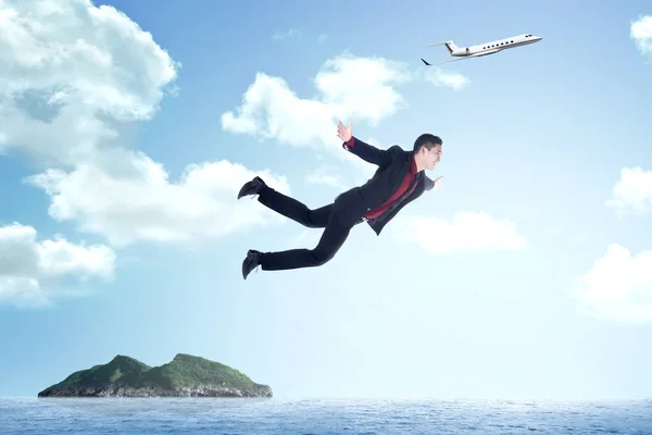 Homme d'affaires sautant de l'avion — Photo