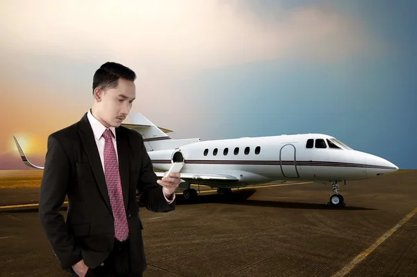 Homem de negócios chamando por telefone perto do avião — Fotografia de Stock