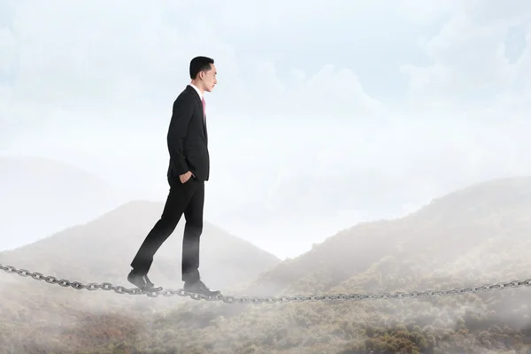 Hombre de negocios caminando en la cadena — Foto de Stock