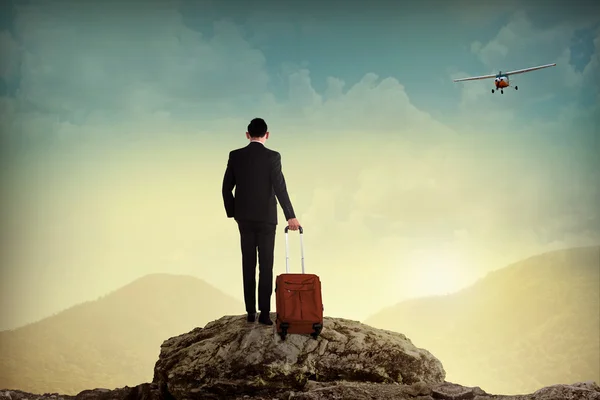 Business man with suitcase on the top of the mountain — Stock Photo, Image