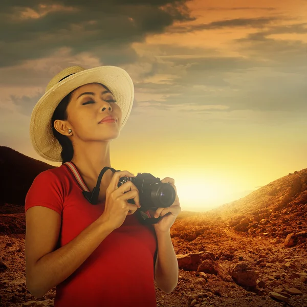 A tourist taking image with camera — Stock Photo, Image