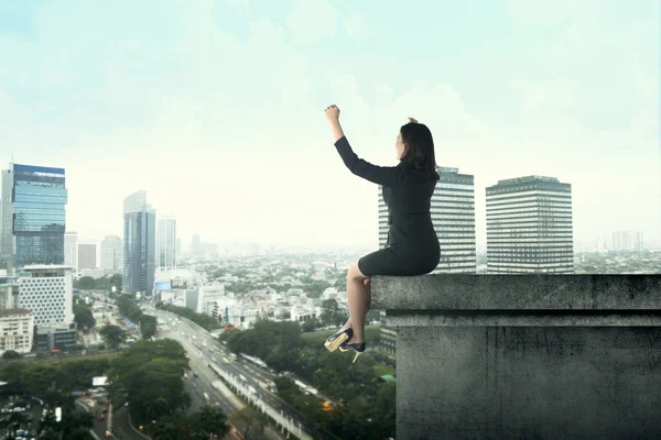 Mujer de negocios sentada en la azotea — Foto de Stock