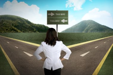 Asyalı kadın yol ortasında duran