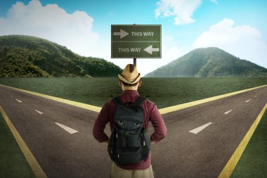 Kavşak ortasında duran Asya turizm