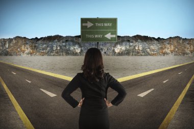 Asyalı kadın yol ortasında duran