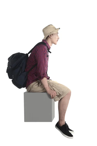 Jonge toeristische zitten op het blok — Stockfoto