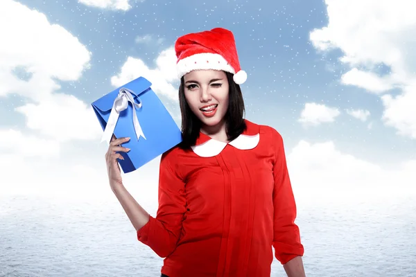 Asiatische Frau im Weihnachtsmann-Hut mit Geschenk — Stockfoto