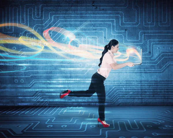 Mulher correr com laptop — Fotografia de Stock