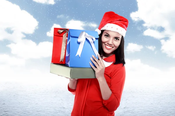Asian woman in santa hat holding gift — Stock Photo, Image