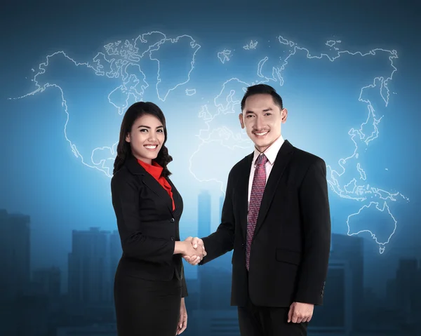 Hombre y mujer de negocios estrechando la mano —  Fotos de Stock