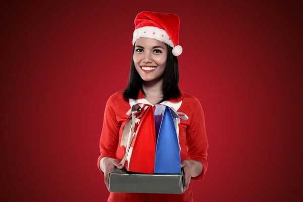 Mujer asiática en santa hat celebración de regalo — Foto de Stock