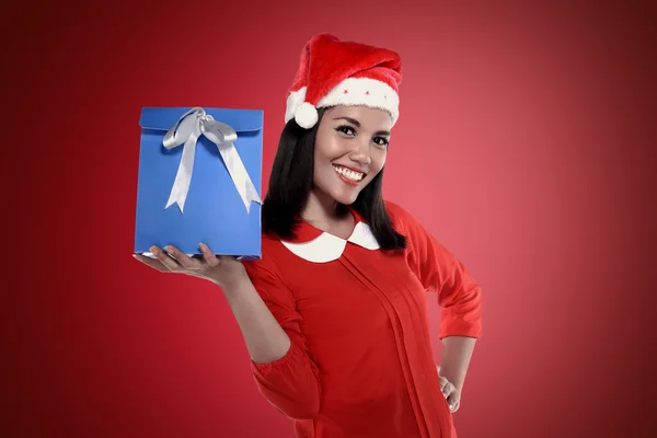 Asian woman in santa hat holding gift — Stock Photo, Image