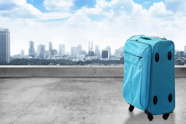 Τσάντα ταξιδιού σε βαλίτσα στην κορυφή στεγών — Φωτογραφία Αρχείου