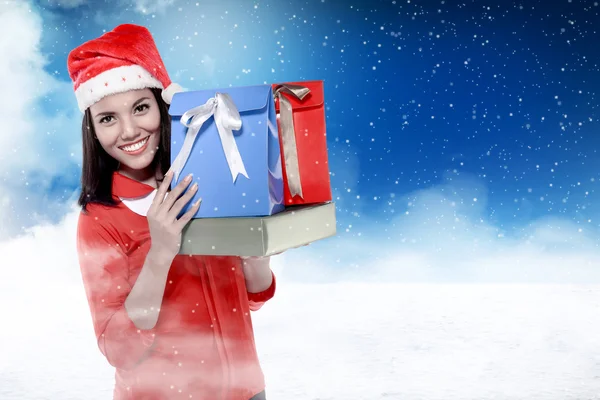 Asian woman in santa hat holding gift — Stock Photo, Image