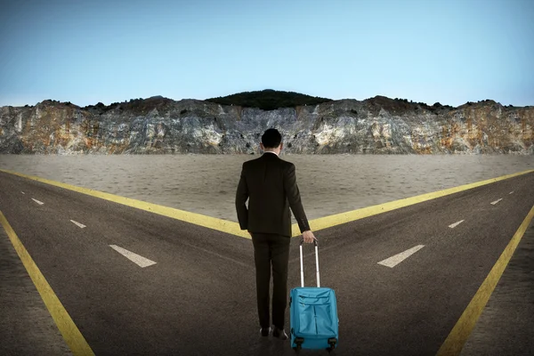 Asian man standing in the middle of cross road — Stock Photo, Image