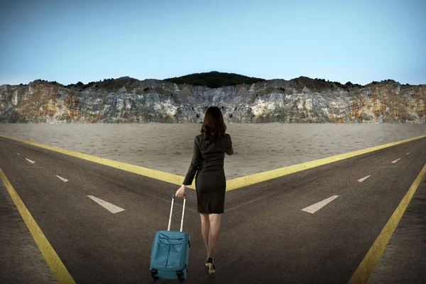 Asian woman standing in the middle of cross road — Stock Photo, Image