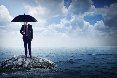 Denizde şemsiye tutan adam