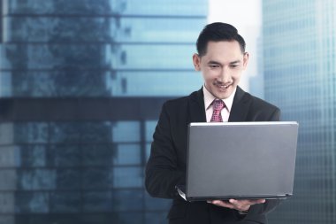 Asya iş adamı laptop ile çalışma