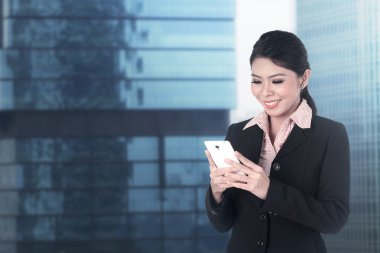 Asya iş kadını telefonla metin gönder