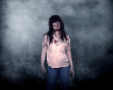 Ürkütücü kadın zombi