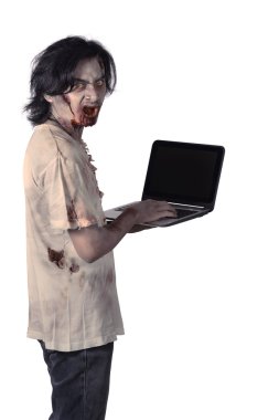 Ürpertici Asya erkek zombi laptop ile yazarak