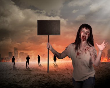 Kadın zombi holding ahşap yönetim kurulu üzerinde Şehir yanıyor