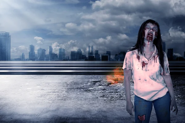 Läskiga kvinnliga zombie — Stockfoto