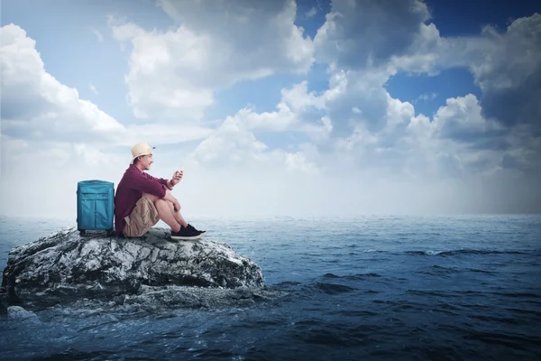 Asiatischer Reisender allein auf der kleinen Insel — Stockfoto