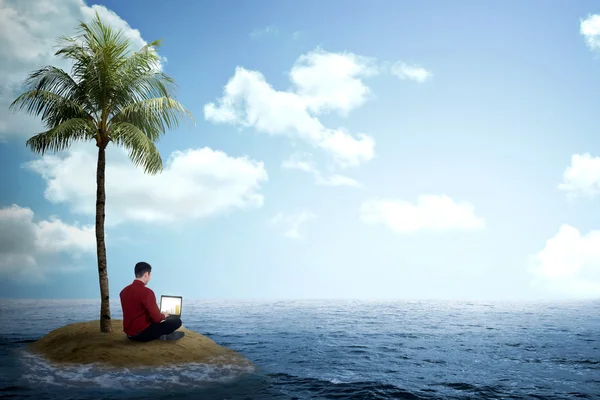 Uomo d'affari che lavora con il computer portatile sulla piccola isola — Foto Stock