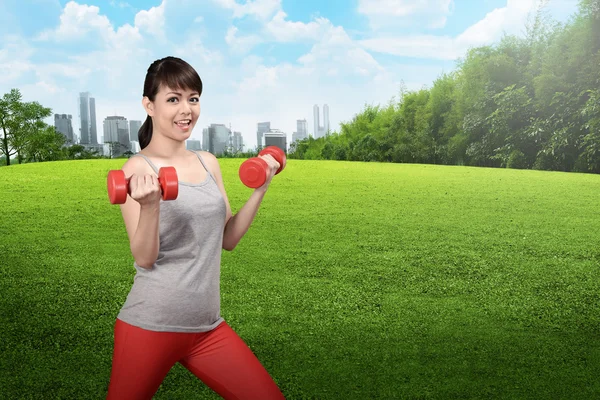 Mulher asiática fazendo exercício — Fotografia de Stock