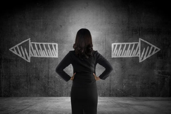 İş kadını arasında iki yönlü seçmesi gerekiyor