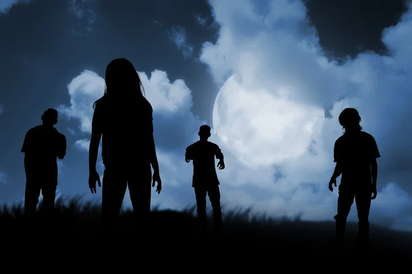 Группа зомби, идущих ночью — стоковое фото
