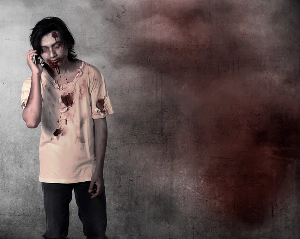 Creepy male zombie talking via cellphone — Stock Photo, Image