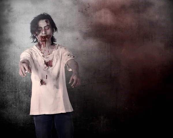 Ürpertici erkek zombi — Stok fotoğraf