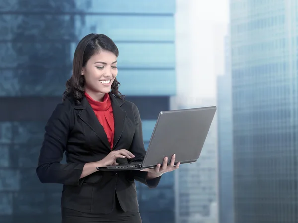 Mulher de negócios asiática trabalhando com laptop — Fotografia de Stock