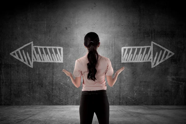 İş kadını arasında iki yönlü seçmesi gerekiyor