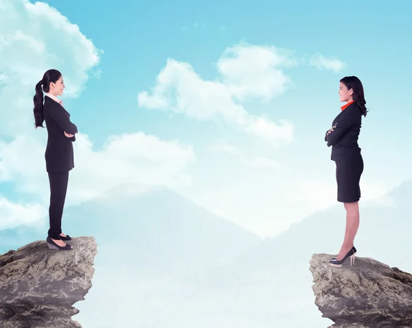 Mulheres de negócios em pé no topo da montanha — Fotografia de Stock
