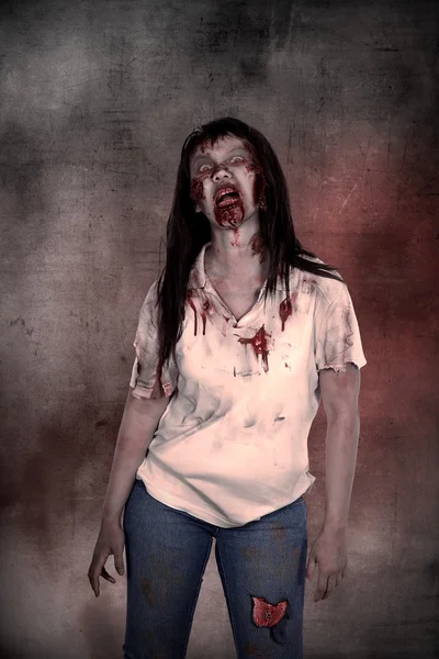 Läskiga asiatiska kvinnliga zombie — Stockfoto