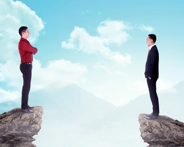 Twee zakenmannen permanent op de top van de berg — Stockfoto