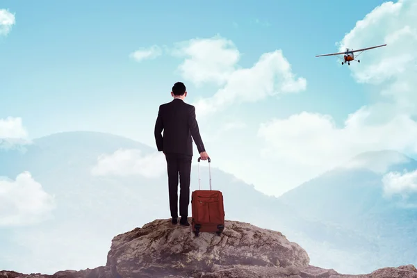 Business man standing on the top of the mountain — Stock Photo, Image
