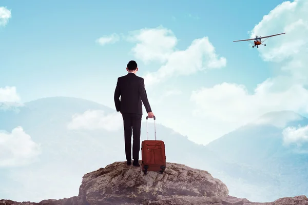 Hombre de negocios de pie en la cima de la montaña — Foto de Stock