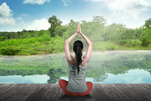 Donna che fa yoga al lago — Foto Stock
