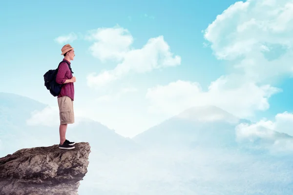 Asiatischer Reisender mit Hut auf dem Gipfel des Berges — Stockfoto