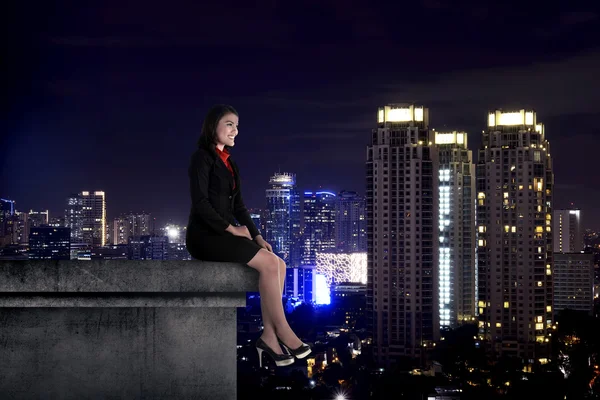 Mujer de negocios sentarse en la azotea del edificio —  Fotos de Stock