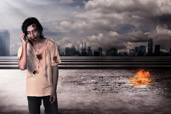 Manliga zombie samtal via mobiltelefon — Stockfoto