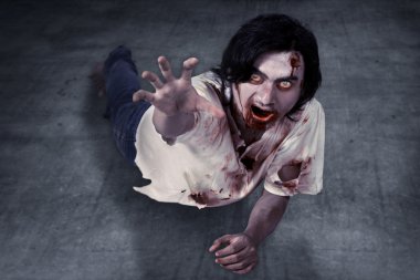 Erkek zombi yere çömelmiş